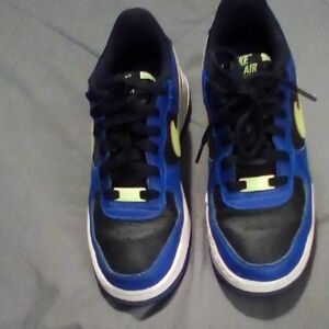 Nike Kids Black and Blue Sneakers with Yellow Accents